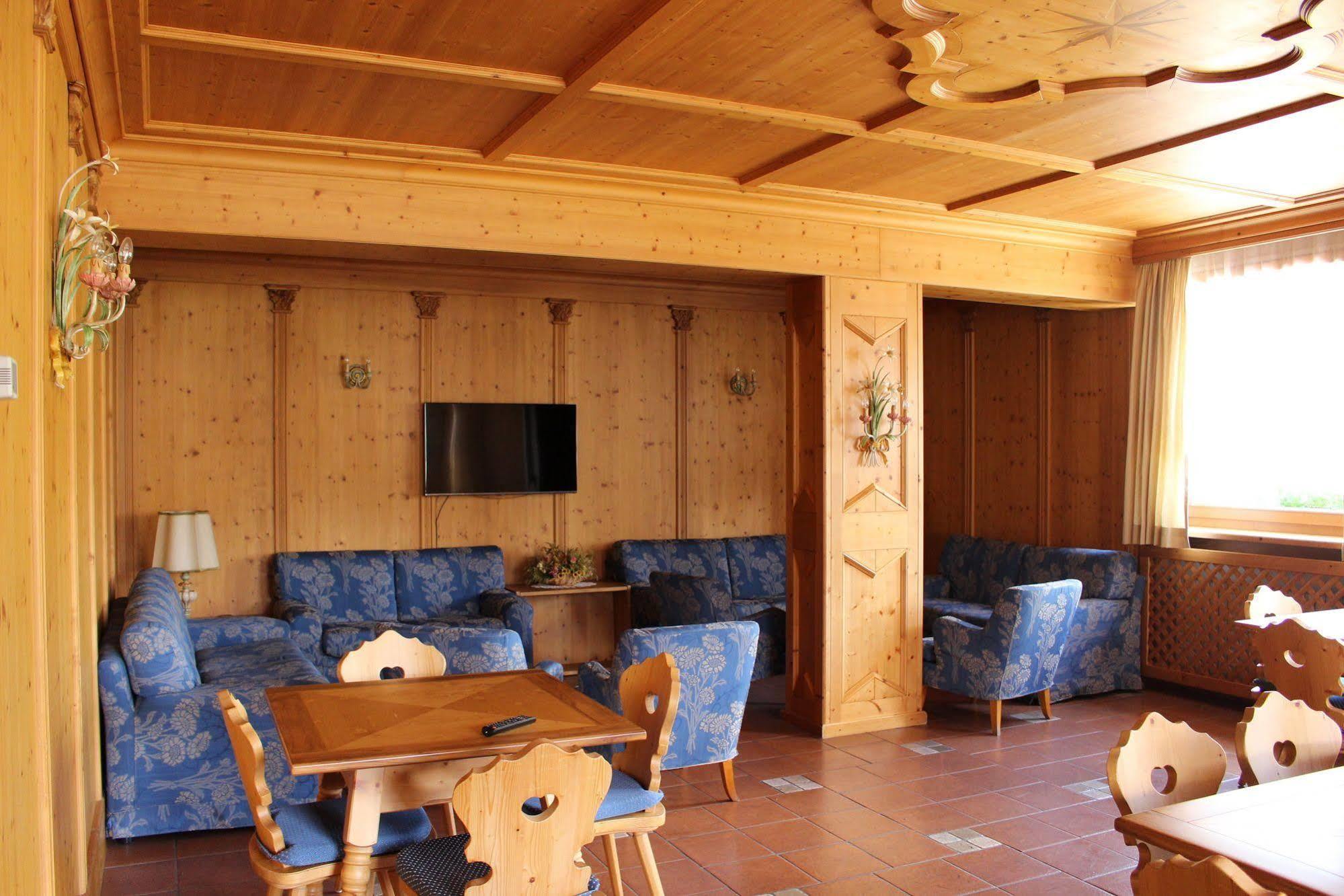 Hotel D'La Varda Di Topran D'Agata Paolo &C Sas 帕多拉 外观 照片